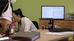 LOAN4K. Le voyage bancaire d’un chanteur de rock mène à une aventure sexuelle coquine