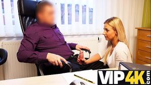 VIP4K. L’actrice porno est charnelle avec la promise qui promet de l’argent