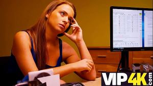 VIP4K. MILF est foré par le créancier parce que l’argent coûte la pénétration de la chatte