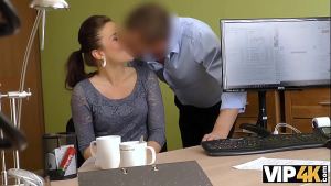 VIP4K. Nena caliente decidió comprar una bicicleta pero no tiene dinero para ella