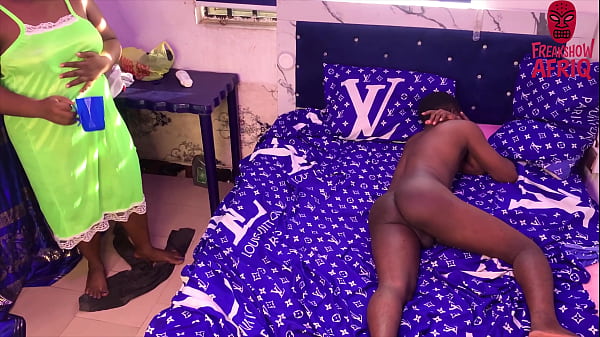 BIG ASS AFRICA STEPMOM IS HAPPY TO MEET STEPSON NAKED AND HARD, AND IMMEDIATELY PLUG HIS COCK INSIDE HER WET PUSSY. ENJOY ON 4K