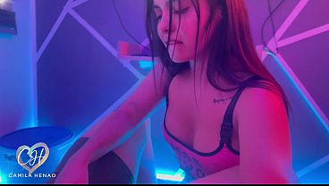 Le chupo la polla a mi Roomie mientras juega a la Playstation con los amigos