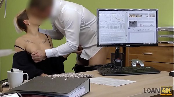 LOAN4K. Esta repartidora se ocupará de tu salchicha