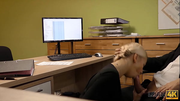 LOAN4K. Immobilienmakler lässt sich vom Bankangestellten für einen Kredit durchdringen