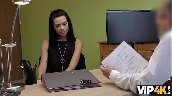 VIP4K. Adorable fille russe chevauche la bite d’un agent de crédit dans son bureau